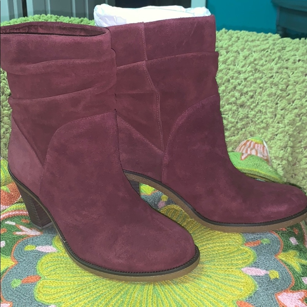 VINCE CAMUTO Suede Burgundy Scrunched Boots 8M